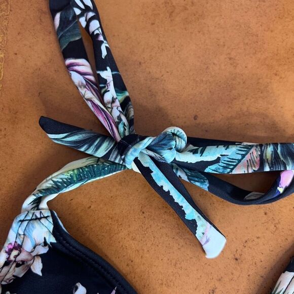 Kona Sol NWT Peak A Boo Band Tie Back Bikini Top Black Tropical Size S(4-6) - Picture 5 of 11